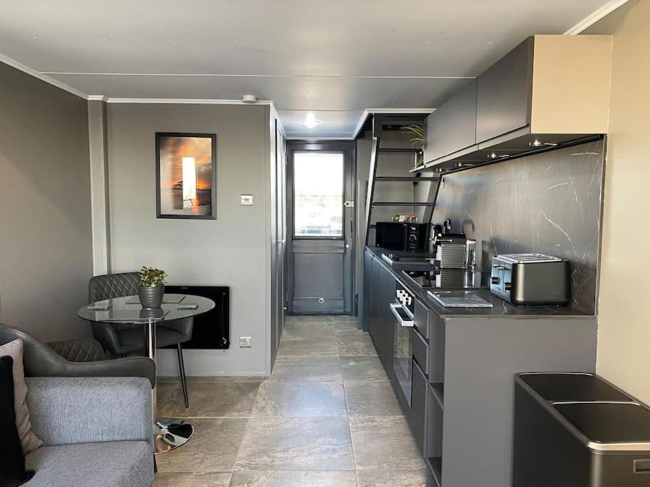 Seascape - Floating Home At Brighton Marina With Free Parking Екстериор снимка