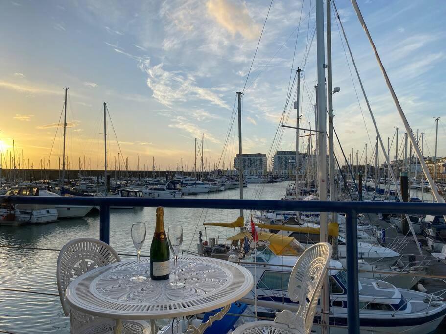 Seascape - Floating Home At Brighton Marina With Free Parking Екстериор снимка